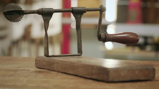 S05:E01 - Asko Table, Wind Up Panda, Coconut Scraper