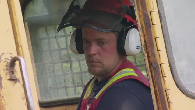 S05:E01 - Strike When the Iron Is Hot