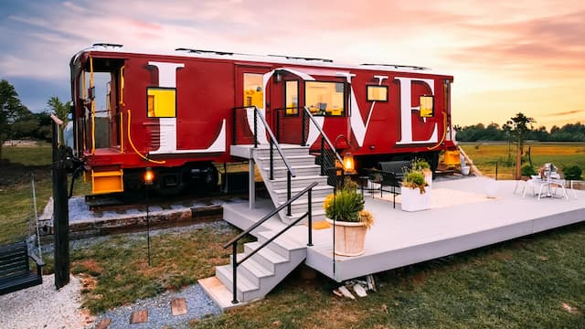 S05:E06 - A Tiny Frame of Mind & Tiny Cabin and Caboose