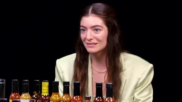 S15:E10 - Lorde Drops the Mic While Eating Spicy Wings