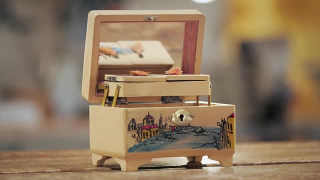 S05:E38 - Railway Lamp, House Fire Music Box, Toadstool