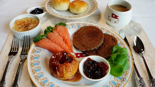 S01:E05 - First Class Breakfast on the RMS Titanic