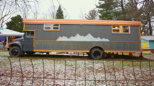 S04:E09 - Tiny Bachelor Bus