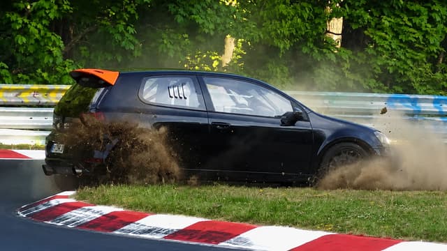 S01:E07 - Nürburgring Warmup Mayhem: Speed, Fails & Close Calls