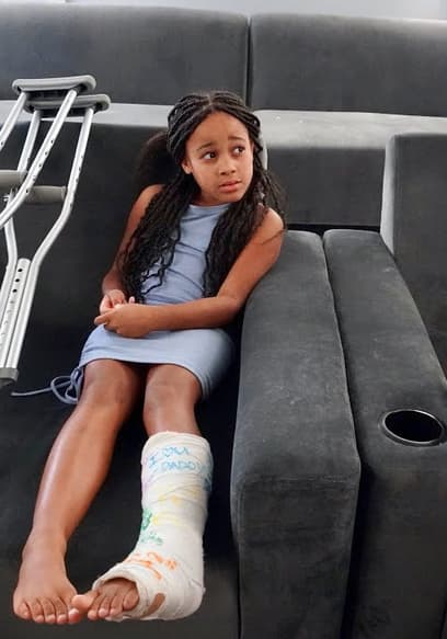 S01:E03 - Girl Skips School Because of Broken Leg, Then Gets Caught poster