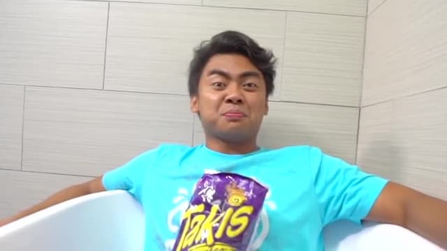 S02:E03 - Play-Doh Dentist / Takis Bath Challenge