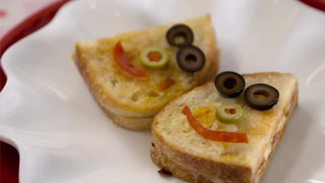 S01:E06 - Kids' Gingerbread House Party