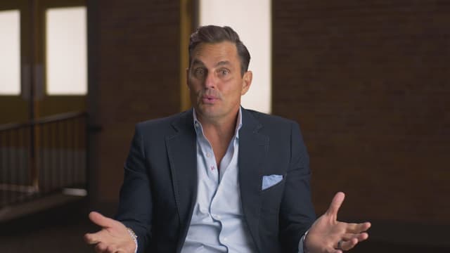 S02:E04 - Suite Dreams: Birth of the Modern Hotel
