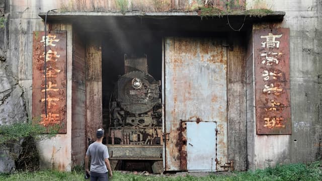 S01:E01 - Exploring a Secret Military Underground Train Workshop