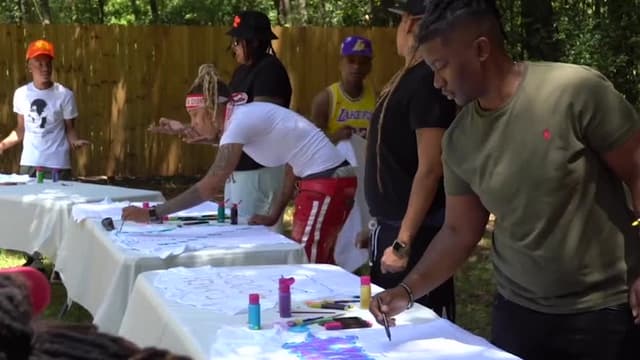 S01:E02 - Hoochie Daddy Shirts