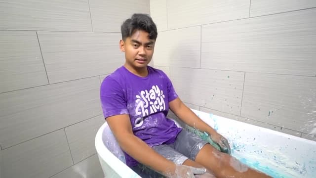 S06:E01 - Giant Oobleck and Lush Bath Bomb Challenge