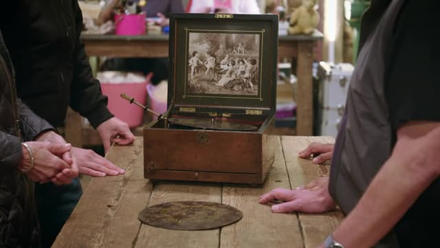 S05:E43 - Italy Portrait, Stained Glass Window, Polyphon