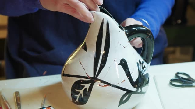 S01:E05 - Lion Chair, Lurçat Vase, Bird Box