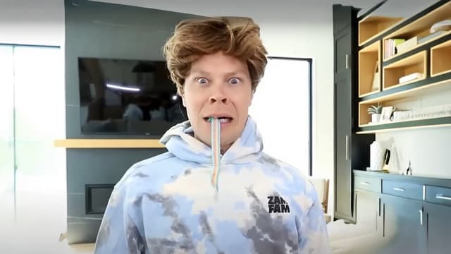 S01:E08 - Surviving as 24 Youtubers in 24 Hours