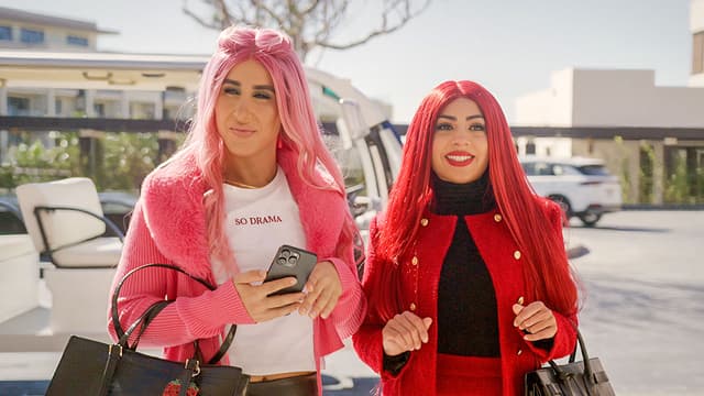 S01:E01 - Welcome Drinks