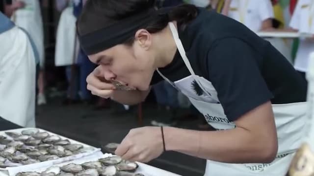 S01:E11 - Speed Eating Champs / The Buffet