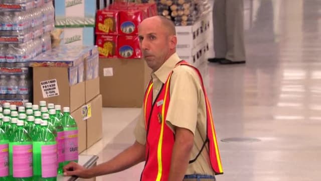 S03:E01 - Turkey Bowling