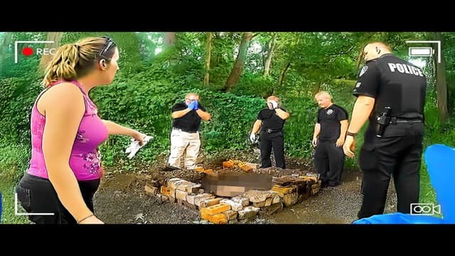S01:É03 - S01:E03 - Daughter Finds Mother’s Body In Backyard