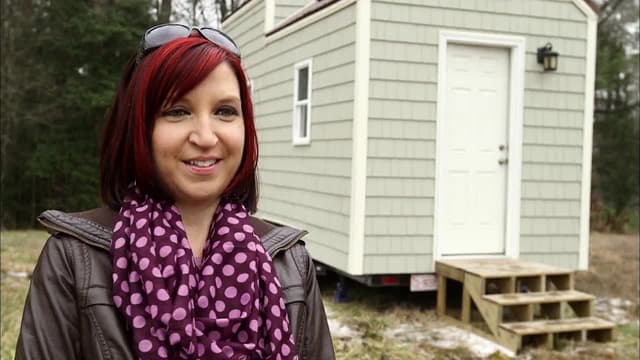 S01:E09 - Decked Out Tiny House
