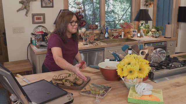 S01:E08 - Grown Up Tomato Soup and Grilled Cheese