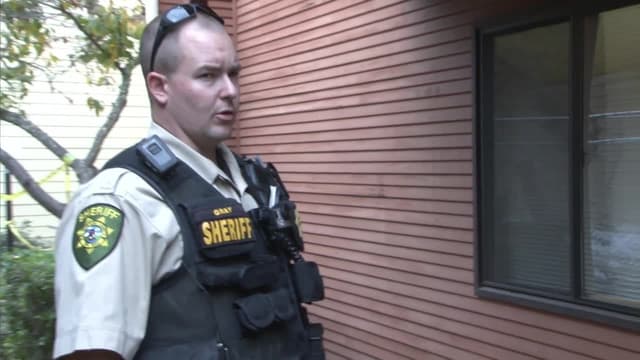 S03:E13 - Two-Way Radio Fight