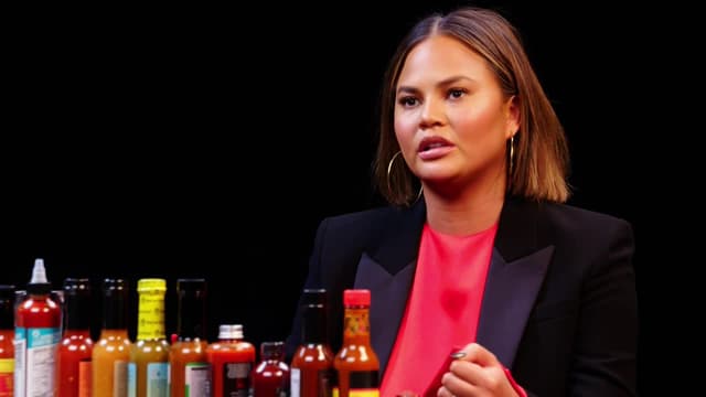 S07:E01 - Chrissy Teigen Gets Drunk on Spicy Wings