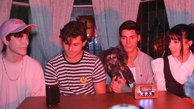 S01:E05 - Wanna Do a Seance?