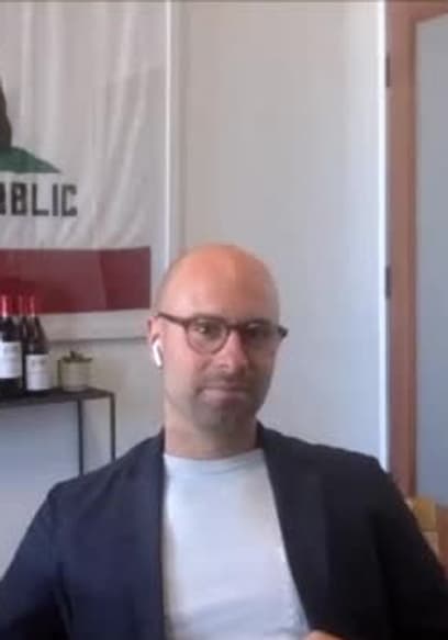 S01:E02 - Finding Your Niche in the Film Industry With Vince Jolivette poster