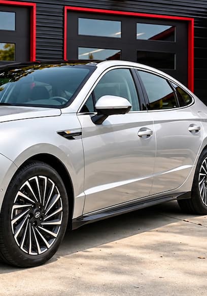 S01:E18 - Hyundai Sonata Hybrid: Luxury Features, Hybrid Efficiency poster