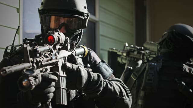 S01:E01 - Rules of Engagement