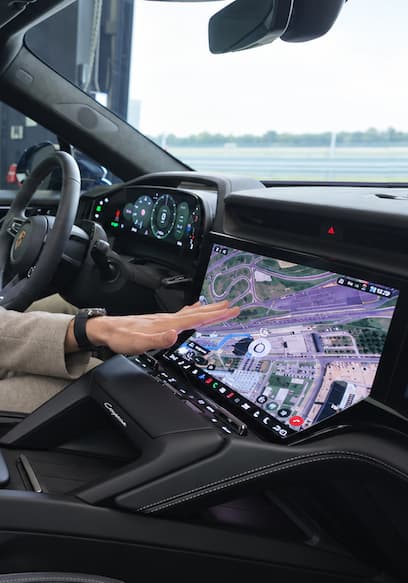 Affiche de S01:E09 - Porsche Cayenne Electric: Inside Porsche’s Biggest Screen Yet