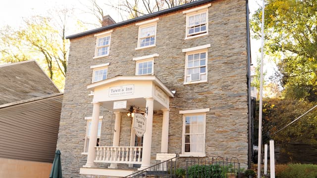 S03:E03 - Town's Inn (Pt. 1)