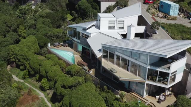 S01:E01 - Roger Walker