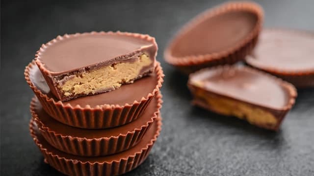 S04:E08 - Halloween Candy / Razor Blades in Apples