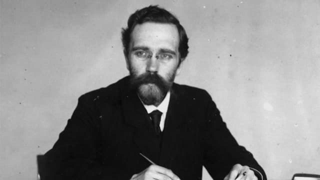 S01:E02 - Evolution of Evil, Stalin