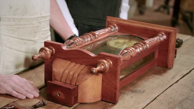 S03:E08 - Wall Clock, Piano Make-Up Compact, Cradle