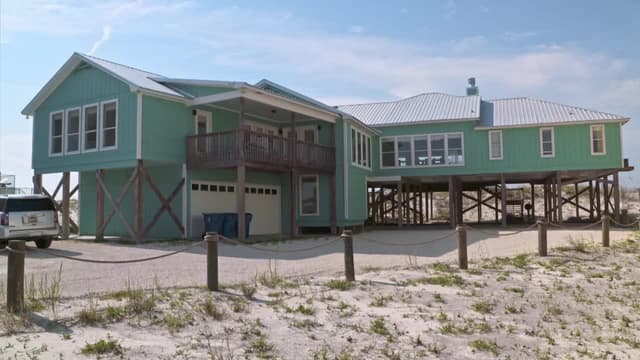 S06:E15 - Beachfront in Gulf Shores