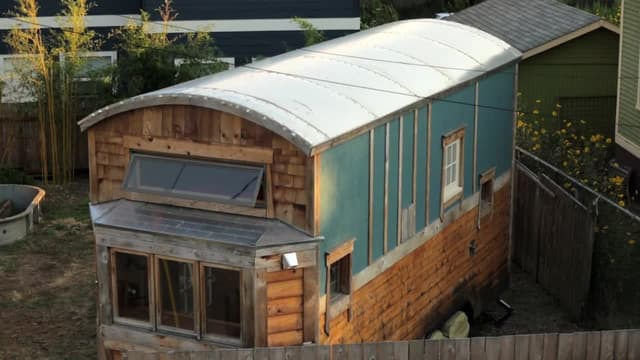 S03:E11 - Tiny Portland Home on Wheels