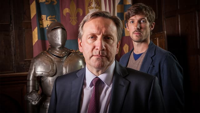 S16:E01 - The Christmas Haunting