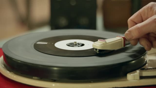 S06:E54 - Sound System Turntable, Coronation Chair and Codebreaker's Case