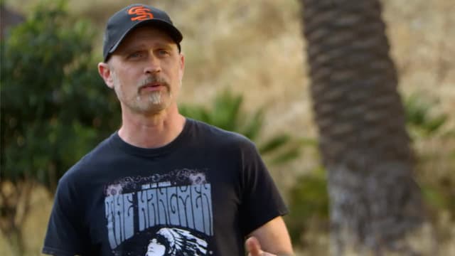 S13:E06 - Colorful Walnut Kitchen