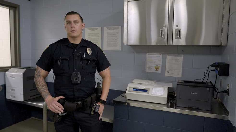 Watch Police 24/7 S02:E20 - On the Edge - Free TV Shows | Tubi