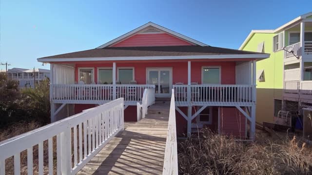S03:E10 - Carolina Beach Home