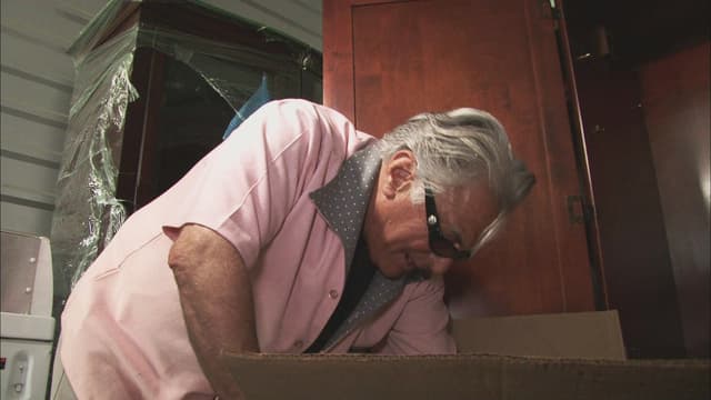 S04:E22 - The Storage Buyer in You