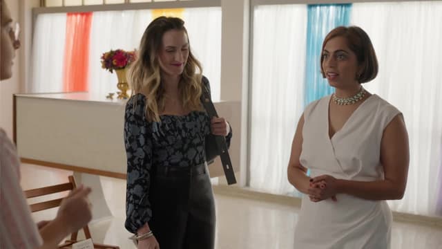 S03:E11 - Holi-Day Phun