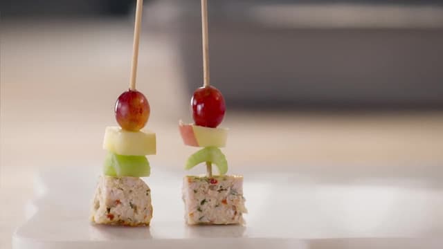 S01:E03 - Friendsgiving Party