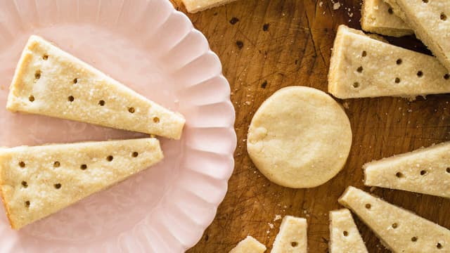 S11:E02 - Desserts With an English Accent