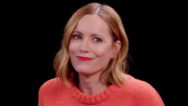 S17:E11 - Leslie Mann Gets Revenge While Eating Spicy Wings