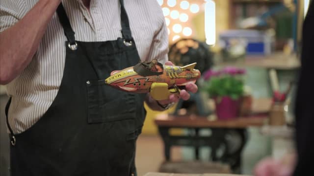 S06:E05 - Sweetheart's Portrait, Tin Plate Rocket and Lucky Leather Purse