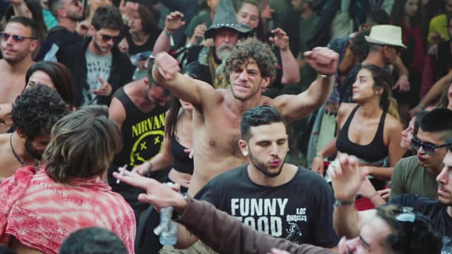 S03:E10 - World of Fights